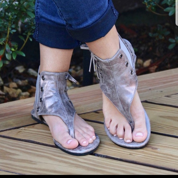 LAST PAIR! SIZE 8 NEW! Adorable Pewter Sandals - Picture 2 of 3